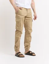 Pantalón cargo verde con bolsillos laterales, corte slim fit y tobillos elastizados.