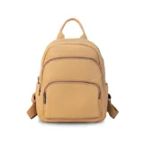 Mochila color ocre de símil cuero con cierres metálicos, doble bolsillo frontal, asa de mano y correas regulables en galón.