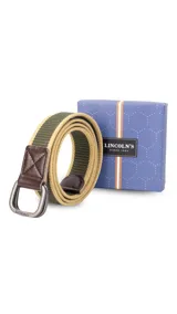 Cinto de tela canvas a rayas horizontales color beige y marrón chocolate, con hebilla doble rectangular metálica color peltre y terminaciones en símil cuero color marrón chocolate.
