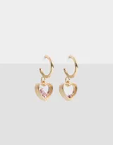 Aros argolla dorados con dije de corazón transparente relleno de confetti con strass rosado.