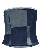 Top strapless de denim con diseño patchwork en tonos de azul.