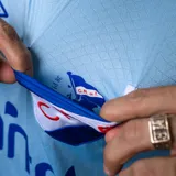 Camiseta de fútbol Umbro del Club Nacional de Football, modelo Away 3. Diseño celeste con detalles en azul y rojo en cuello y mangas. Incluye logo de Umbro, escudo del club y sponsors.