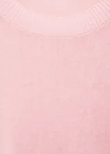 Sweater rosa de punto con cuello redondo y mangas largas.