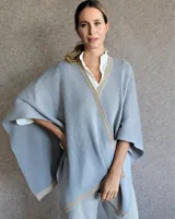 Ruana de algodón con diseño de estrella en color gris, versátil y cómoda.