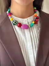 Collar corto con cuentas de cerámica, resina y piedras de colores. Cierre con cadena de acero quirúrgico y gancho para regular el largo.