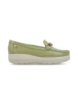 Mocasín de cuero color verde claro con textura de piel de cocodrilo, plataforma blanca y hebilla metálica dorada.