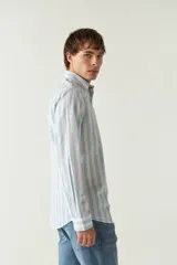 Camisa de manga larga a cuadros rojos y negros, de corte slim fit, con cuello abotonado y logo bordado en el pecho. Confeccionada en algodón.