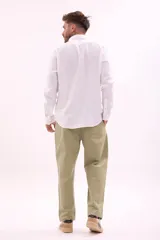 Pantalón de corte recto color beige con cintura ajustable con cordón.