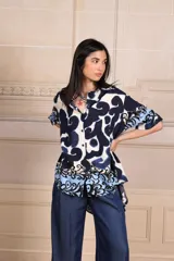 Camisa de manga corta con estampado abstracto en tonos azul marino, celeste y blanco.