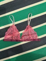 Soutien de encaje elastizado color salmón, con modelo triángulo con corte al medio para dar forma al busto. Bajo busto con elástico lencero satinado color bordó y broche regulable en la espalda. Breteles de elástico lencero satinado fino color habano con reguladores de metal.