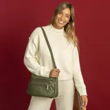 Bandolera verde militar de símil cuero con dos bolsillos frontales con cierre, doble apertura superior con cierre, bolsillo trasero con cierre y correa larga regulable para llevar al hombro.