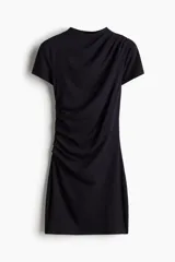 Minivestido negro de punto elástico, con cuello alto, mangas cortas y drapeado lateral.