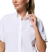 Camisa blanca de manga corta con cuello abotonado y bolsillo en el pecho. Confeccionada en tejido ripstop ligero con tecnología Omni-Wick™ y Omni-Shade™ UPF 40.