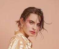 Aros dorados tipo argolla gruesa con diseño irregular.