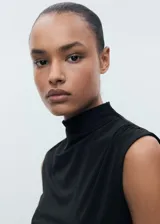 Top negro de tejido de punto fino con cuello drapeado, sin mangas y diseño recto.
