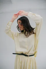 Camisa color crema de corte oversize y mangas largas.