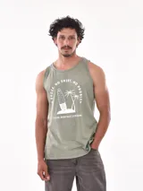 Musculosa blanca con estampado de una tabla de surf en la playa.