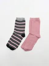 Pack de dos pares de medias de caña media. Un par es liso color rosado con la palabra "LUCICE" en la planta. El otro par presenta rayas horizontales en negro, rosado y gris, con puño gris y puntera y talón negros.