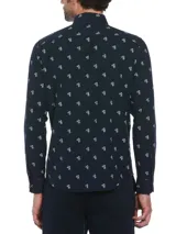 Camisa de hombre azul marino con estampado de pingüinos blancos, de manga larga y corte clásico.