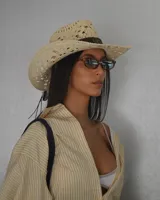 Sombrero de paja con ala ancha y cinta de cuero marrón.