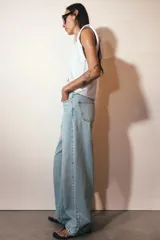 Jeans de tiro medio con corte relaxed fit y balloon leg, color azul denim. Cuenta con cintura con trabillas, cinco bolsillos y cierre frontal con cremallera y botón. Modelo ZARA WOMAN COLLECTION.