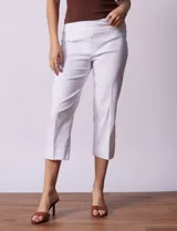 Pantalón capri blanco en gabardina elastizada, marca Zac & Rachel. Pretina ancha elastizada. Delantera y trasera con bolsillos simulados.