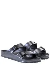 Sandalias Birkenstock Arizona, color gris antracita metalizado, fabricadas en goma EVA, con dos correas ajustables con hebillas y plantilla anatómica.
