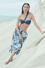 Pollera midi acampanada con cintura elástica y estampado floral en tonos azules.