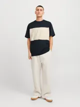 Camiseta de hombre con cuello redondo y mangas cortas, color azul marino con bloque horizontal color crema en el pecho y logo 'Originals' bordado.