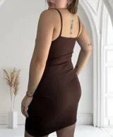 Vestido corto marrón de punto canalé con breteles finos y escote recto.