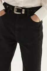 Jean recto de tiro medio, color negro, con textura sutil de animal print en relieve.