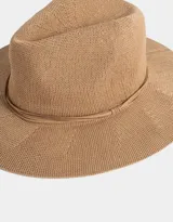 Sombrero de paja color beige con cinta decorativa marrón.