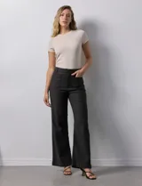 Pantalón jean wide leg color negro, de tiro alto, marca Dictionary. Con pretina con pasadores, botón y cierre. Delantera y trasera con bolsillos.