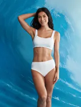 Top de bikini deportivo color negro, con tirantes anchos y tejido acanalado.