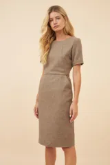 Vestido marrón de lana fina, corte a la rodilla, con cuello redondo, mangas cortas y bolsillos laterales.