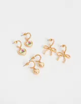 Set de tres pares de aros dorados tipo argolla con dijes colgantes: un par con dijes de corazón liso, un par con dijes de corazón con estampado floral vintage y un par con dijes de moño.