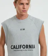 Musculosa gris de algodón con estampa con la palabra "California" en el frente.