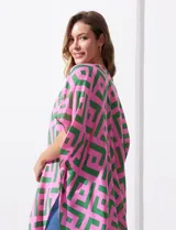 Kimono tejido con estampado geométrico en tonos rosa y verde, con terminación de ruedo con borlas verdes.