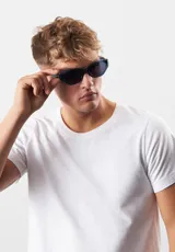 Lentes de sol negros con forma cat-eye, fabricados con materiales reciclados.