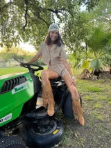 Set de dos piezas color beige compuesto por una camisa de manga corta tipo crop con botones frontales y cuello solapa, y un short de tiro alto con cintura elástica.