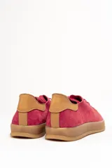 Zapatillas acordonadas de cuero vacuno color borgoña con detalle de gamuza en el talón y suela de goma color caramelo.