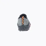 Mocasines grises de gamuza con suela de goma negra y detalles en naranja.