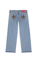 Pantalón de jean gris oscuro con corte recto y bolsillos traseros con apliques de estrellas rojas.