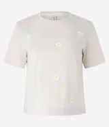 Blusa baby look color beige con bordado de margaritas.