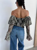 Pantalón de jean azul, de tiro alto y corte wide leg.