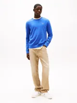 Sweater azul de corte slim, cuello redondo y logo de Tommy Jeans bordado en el pecho.