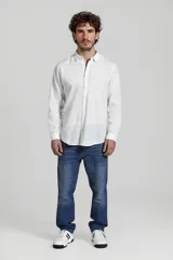 Camisa blanca de manga larga con cuello clásico y cierre frontal con botones.