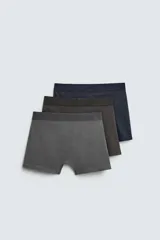 Pack de tres calzoncillos tipo bóxer en colores gris, verde oliva y azul marino, con cintura elástica.