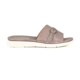 Sandalia casual Korium color gris con textura, diseño de nudo en la capellada y suela blanca.