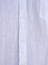 Camisa blanca de lino y algodón con cuello mao y manga larga.